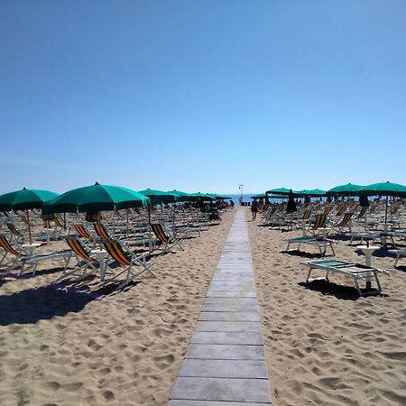 Residence Riviera Alba Adriatica Bagian luar foto