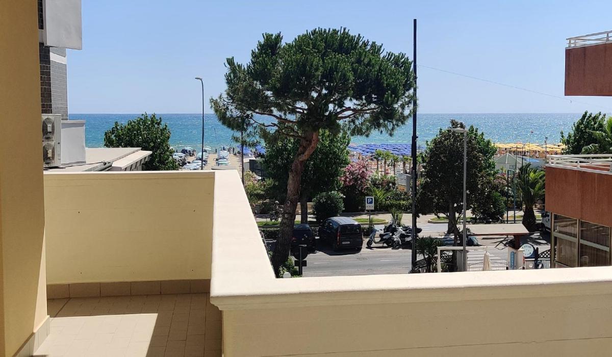Residence Riviera Alba Adriatica Bagian luar foto