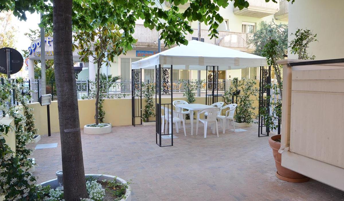 Residence Riviera Alba Adriatica Bagian luar foto