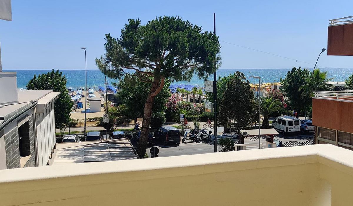 Residence Riviera Alba Adriatica Bagian luar foto