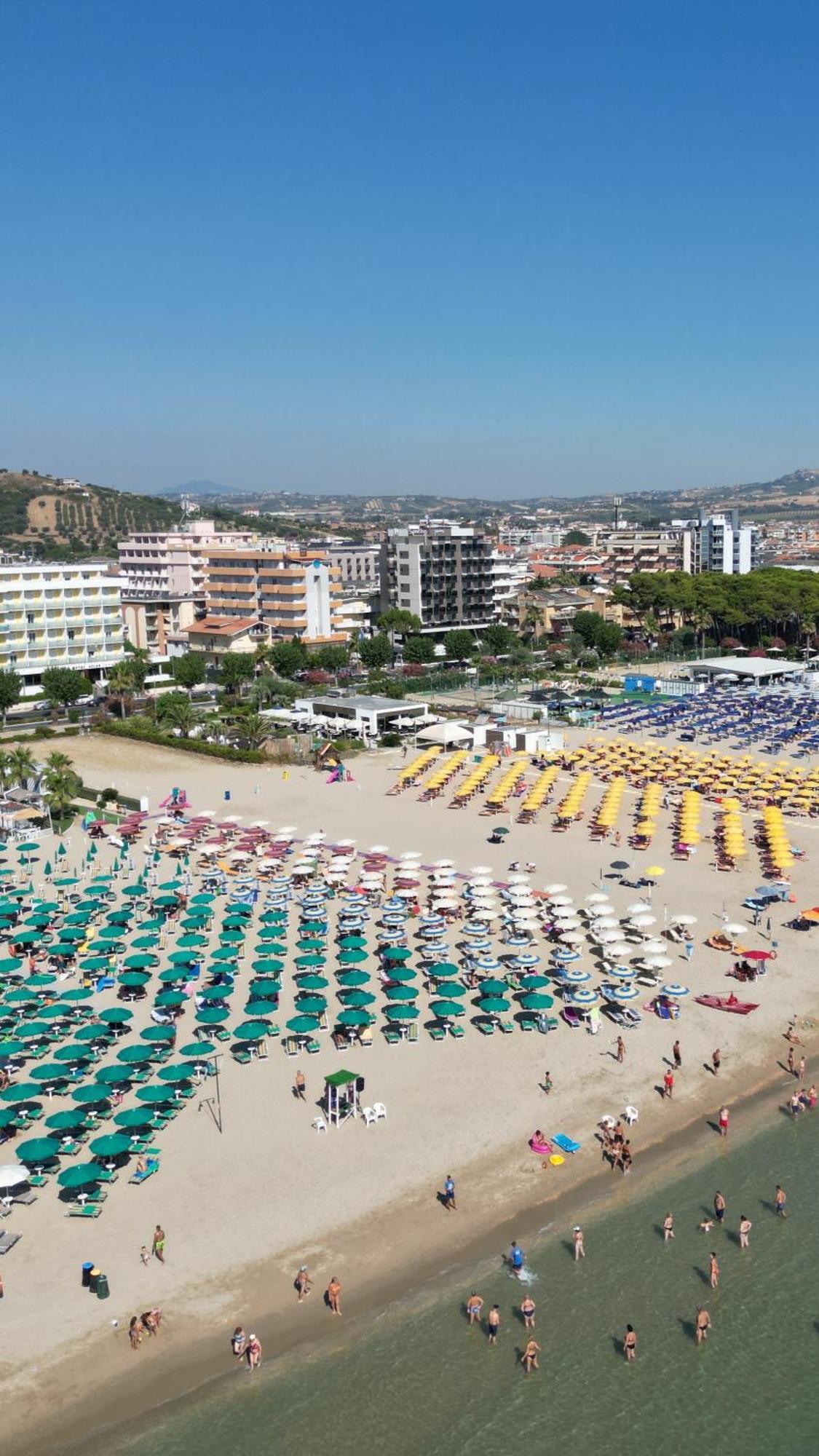 Residence Riviera Alba Adriatica Bagian luar foto