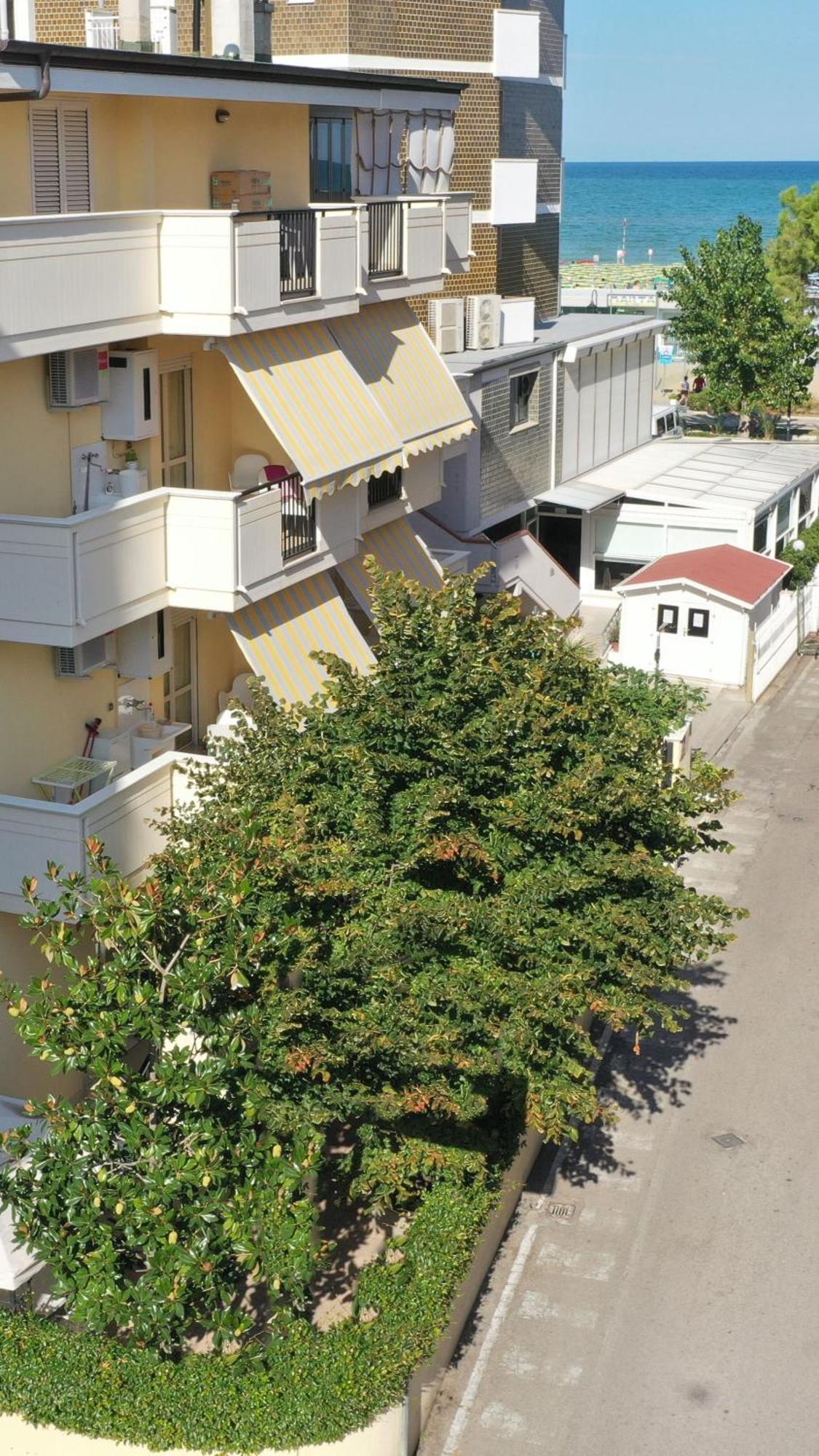 Residence Riviera Alba Adriatica Bagian luar foto