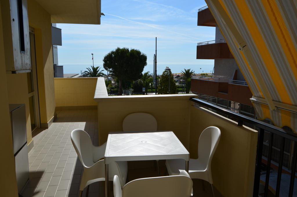 Residence Riviera Alba Adriatica Bagian luar foto