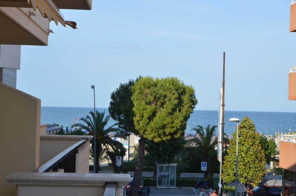 Residence Riviera Alba Adriatica Bagian luar foto