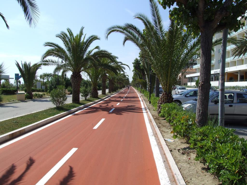 Residence Riviera Alba Adriatica Bagian luar foto