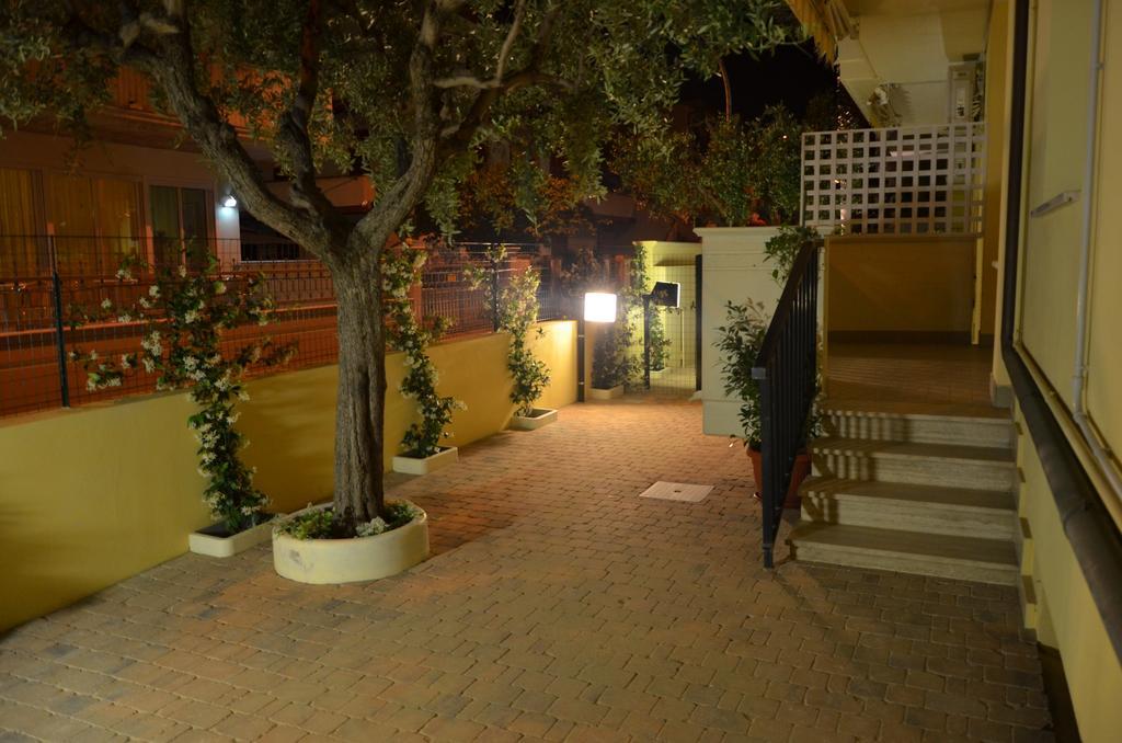 Residence Riviera Alba Adriatica Bagian luar foto