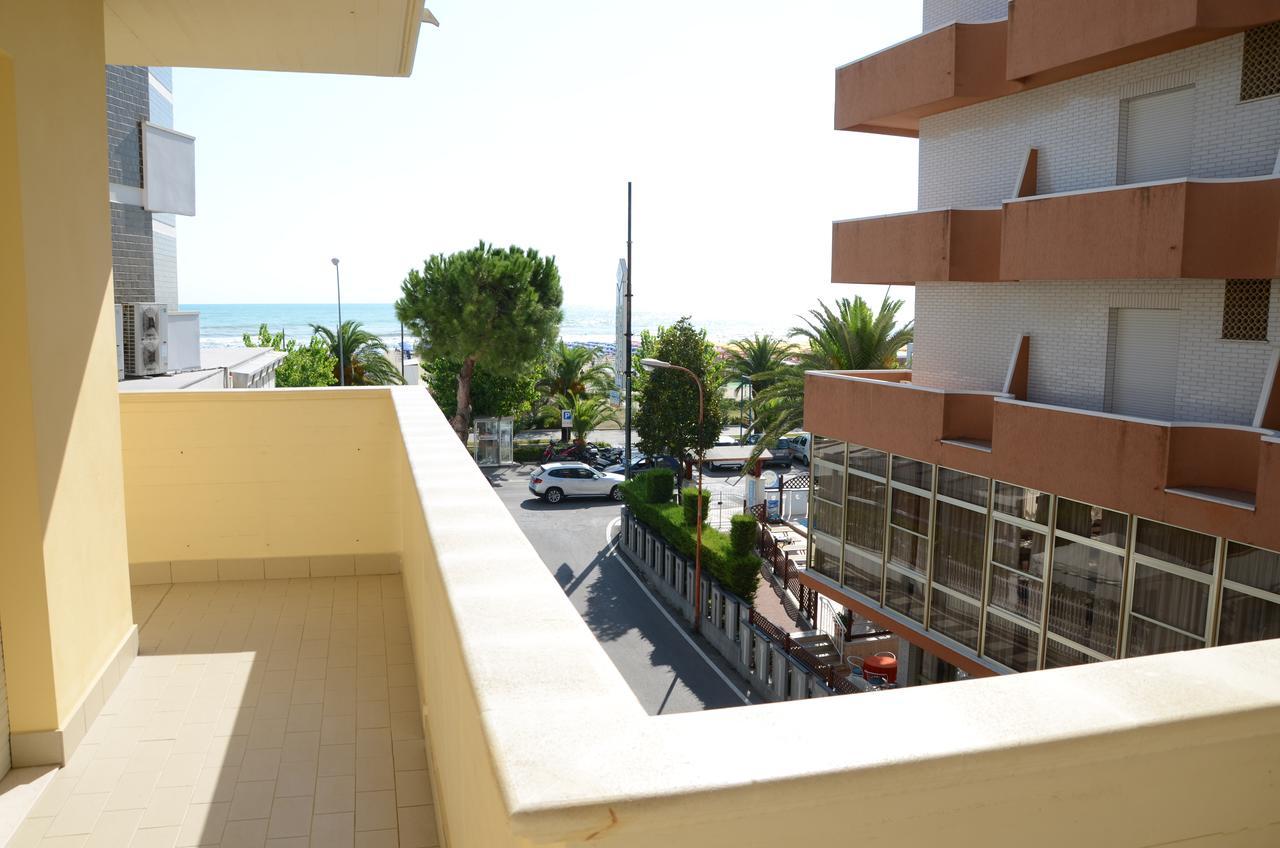 Residence Riviera Alba Adriatica Bagian luar foto