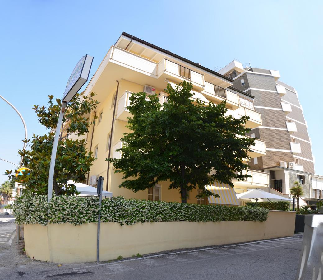 Residence Riviera Alba Adriatica Bagian luar foto